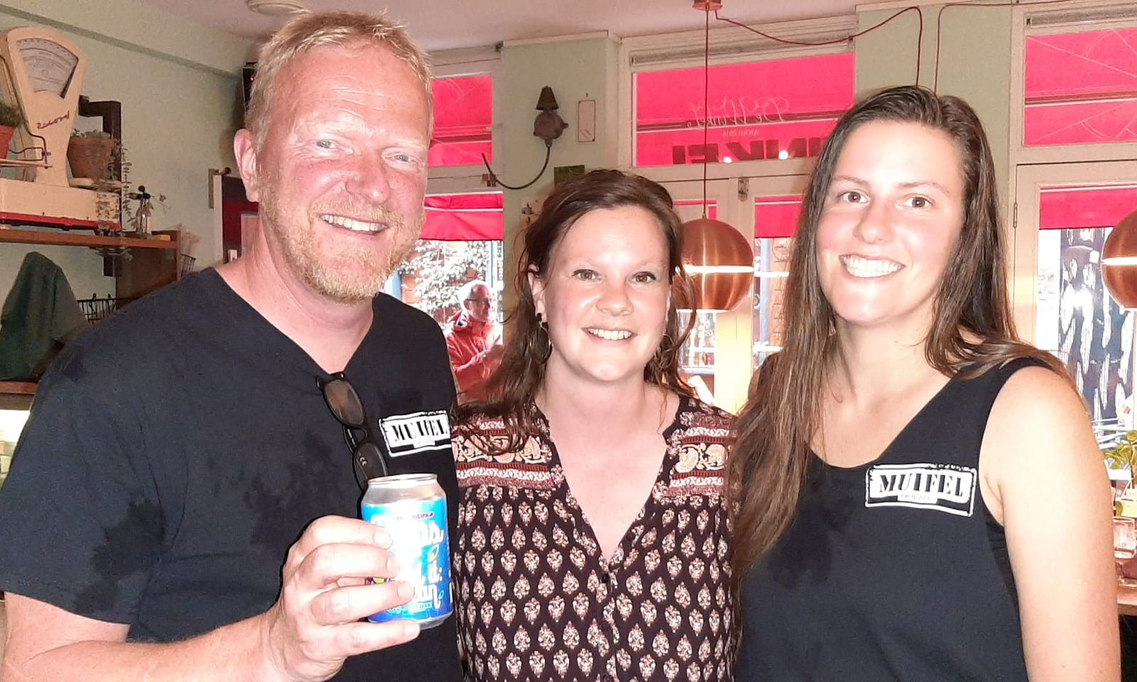 Muifelbrouwerij mensen met hun nieuwe bier 